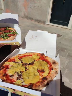 Vegan pizza with mushrooms at Pizzeria L'Angelo in Venice