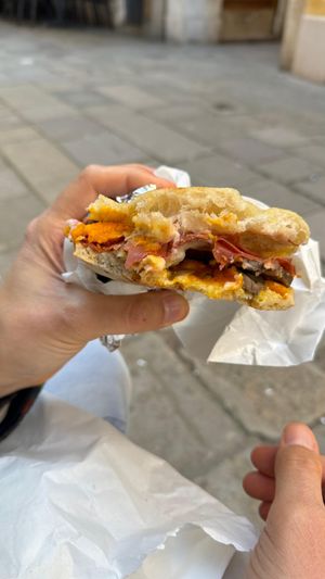 Focaccia vegan con mopur at Pizzeria L'Angelo in Venice
