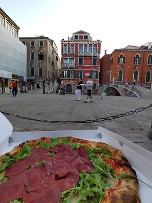 There is a piazza 20m further to eat the pizza at Pizzeria L'Angelo in Venice