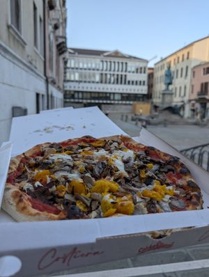 really good vegan pizza at Pizzeria L'Angelo in Venice