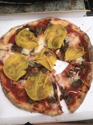 Vegan pizza-mushrooms, fake ham, vegan cheese at Pizzeria L'Angelo in Venice