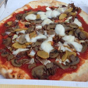 vegan mozzarella mushrooms and vegan frankfurters  at Pizzeria L'Angelo in Venice