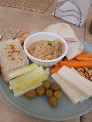 Hummus platter at El Kuvo in Coron