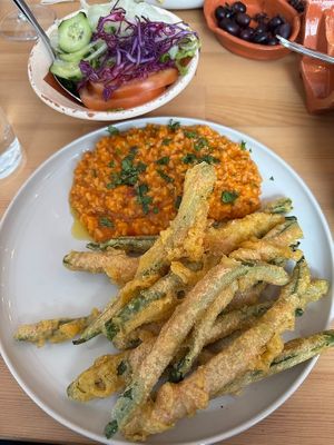 Peixinhos da horta com arroz de tomate e grão/Green beans deep fried in a batter with Portuguese tomato rice and chickpeas at Golden Hour Restaurante in Elvas