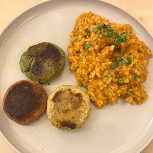 Hamburguesas y arroz con tomate  at Golden Hour Restaurante in Elvas