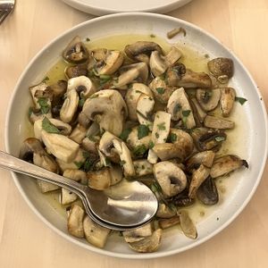 Setas al ajillo  at Golden Hour Restaurante in Elvas