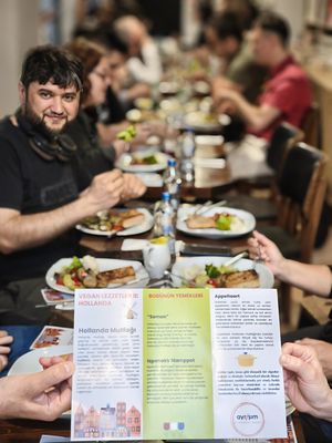 Ayrışım Kitabevi Kafe'deki Vegan Lezzetler Hollanda etkinliğine katıldık. Her şey çok lezzetliydi ve sömürü içermeyen tabaklarımızdan yemek yemenin keyfi bir başkayd at Ayrışım Kitabevi Kafe in Istanbul