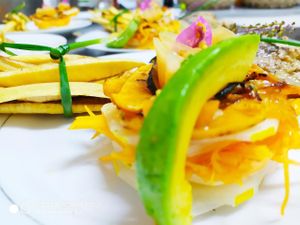 Salade fraîcheur et son fagot de frites de fruit à pain. #Veganuary at Le Jardin de la Santé (The Garden of Health) in Sainte-anne