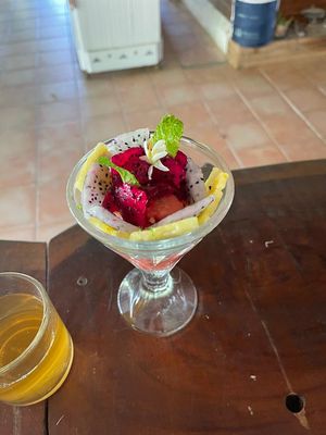 Coupe de fruits frais produits sur place #Veganuary at Le Jardin de la Santé (The Garden of Health) in Sainte-anne