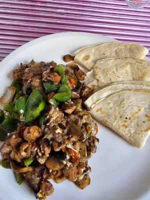 Alambre con tortillas de harina 🤤🥴 at No Suaperro in Mexico City