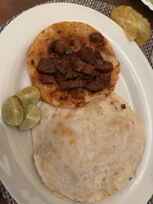 Pedí para llevar un taco de mixiote y una gringa de chorizo, estaba muy bueno todo y de buen tamaño y precio   at No Suaperro in Mexico City