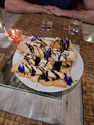 Pizzateig frittiert mit Schokoladensoße at Bulan Pizzeria in Siargao