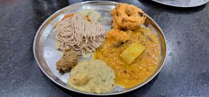 String hoppers + vada at Amirthaa in Colombo