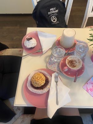 Soy cappuccino and chai latte at CupCakes Wien in Vienna