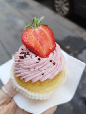 Strawberry vanilla cake at CupCakes Wien in Vienna