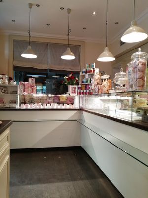 Store with (vegan) cupcakes and ice cream, tea, coffe and bakegbooks at CupCakes Wien in Vienna