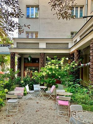 The small garden at CupCakes Wien in Vienna