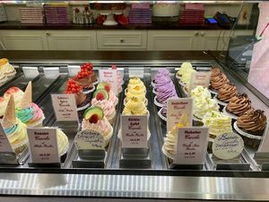 Different flavors (in the picture are non-vegan flavors) at CupCakes Wien in Vienna