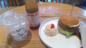 Teriyaki Burger and Craft Cola at Vee Sweets CAFE in Yokohama