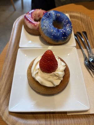 Strawberry shortcake and galaxy donuts  at Vee Sweets CAFE in Yokohama