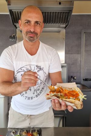 Savas, der alles aus frischen vielen Bio-Zutaten selber macht. at Die Kichererbse  in Kriftel