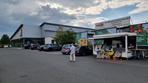 Mo, Di und Freitag steht er zwischen Rewe und Aldi, Mi und Samstag vor der Spielhalle gegenüber.  at Die Kichererbse  in Kriftel