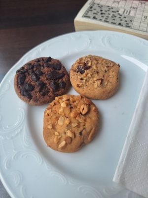Dreierlei vegane Cookies, es gibt auch vegane Muffins und Hafermilch für den Kaffee at Café Konditorei Confiserie Enkler in Kirchheimbolanden