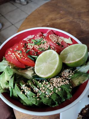 La ensalada exquisita y linda presentación at Mixta Cafe in Santiago