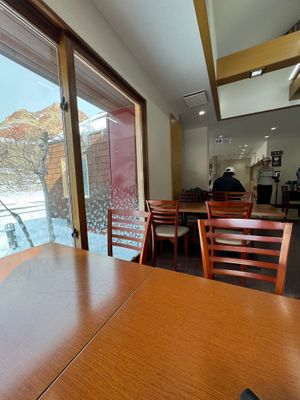 The seats with a view at Dining Funkatei - 有珠山食堂 噴火亭 in Sobetsu