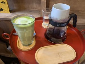 Izquierda Matcha Latte con leche de avena, detecha V60 at La Gente Café in Oviedo