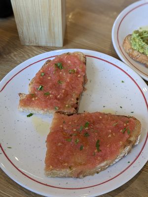 Tosta de tomate 4€ at La Gente Café in Oviedo