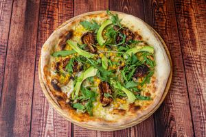 - Equilíbrio -
Azeite de alho, mozzarella vegan, cogumelos, milho, orégãos, abacate, tomate seco, rúcula e sumo de limão.  at  Solo Pizza in Maia