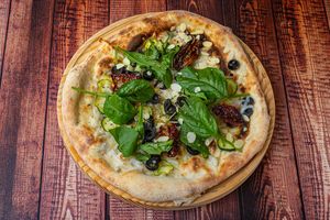 - Alma -
Azeite de alho, mozzarella vegan, curgete, azeitonas, orégãos,  espinafres, tomate seco, amêndoa laminada, sumo de limão. 

 at  Solo Pizza in Maia