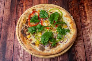 - Energia -
Azeite de alho, mozzarella vegan, grão de bico, cebola roxa, pimentos, orégãos, espinafres, sumo de limão.  at  Solo Pizza in Maia