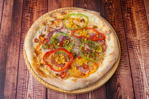 - Força (picante) -
Molho de tomate, mozzarella vegan, milho, pimentos, cebola roxa, jalapenos, Orégãos 
 at  Solo Pizza in Maia