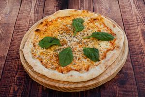 - Marguerita - 
Molho de tomate, mozzarella vegan, orégãos, manjericão at  Solo Pizza in Maia