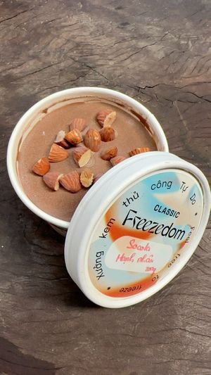 Almond Chocolate

Vegan toasted almond chocolate gelato with erythritol at Freezedom Da Nang in Da Nang