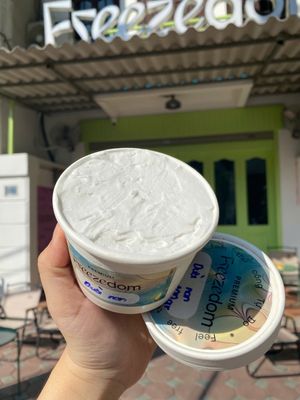 Young Coconut

Homemade coconut milk, pure cold pressed coconut cream, young coconut meat. at Freezedom Da Nang in Da Nang