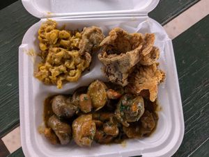 Moxtails with mac and cheese and fried oyster mushrooms at The Vegan Side Of Things in Mcdonough