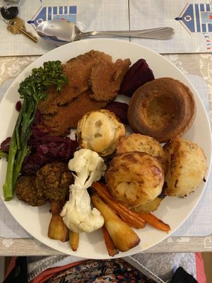 Roast ‘beef’ and all the trimmingss followed  at All Good Things Vegan in Paignton