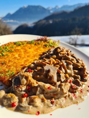 Veganes Zürcher Geschnetzeltes (planted.pulled) mit Rösti at Berggasthof Hocheck in Oberaudorf