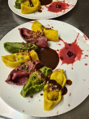 Agnolotti Tricolori hefüllt mit veganem Sauerbratenragout an Sauerbratensoße, Preiselbeer-Beurre-Blanc, Tofucrunch at Berggasthof Hocheck in Oberaudorf