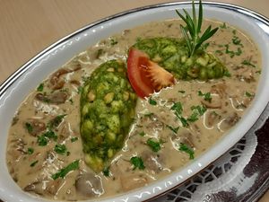 Vegane Spinatnocken auf Pilzrahmsoße at Berggasthof Hocheck in Oberaudorf