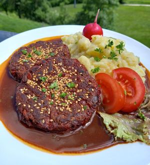 Bohnenpflanzerl mit Kartoffelsalat und veganer Bratensoße at Berggasthof Hocheck in Oberaudorf