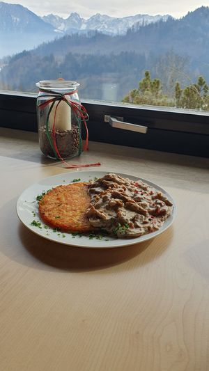 Veganes Rahmgeschnetzeltes auf Kartoffel Puffer 🤤 at Berggasthof Hocheck in Oberaudorf