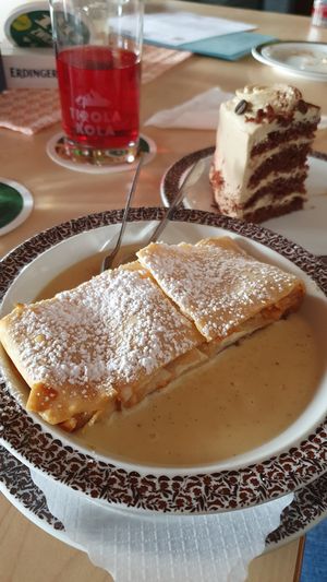 Der Apfelstrudel mit Vanille Soße - einfach Himmlisch 🥰 at Berggasthof Hocheck in Oberaudorf