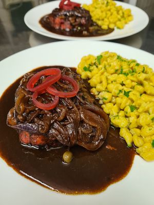 Veganer Zwiebelroßtbraten mit Spätzle at Berggasthof Hocheck in Oberaudorf