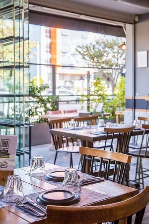 Inside view  at Fysarmónika Mezedopoteíon in Athens