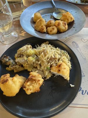   at Fysarmónika Mezedopoteíon in Athens