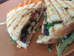 sandwhich con soya tofu y hummus at Maggie's  in Zamora